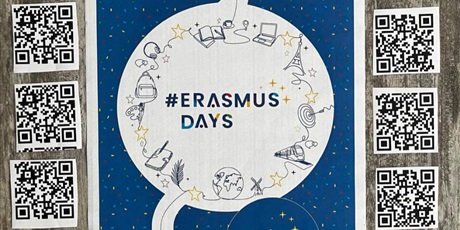 Powiększ grafikę: Plakat informujący o dniach Erasmusa wraz z kodami QR