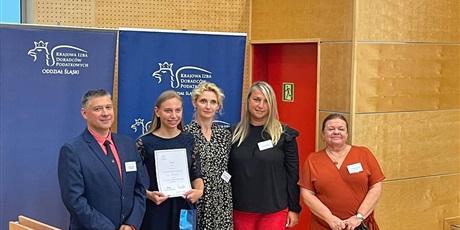 Powiększ grafikę: Ewa Solecka otrzymuje dyplom od organizatorów za zajęcie szóstego miejsca w Konkursie Wiedzy o Podatkach.