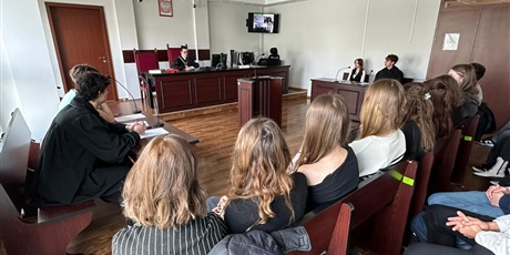 Powiększ grafikę: Uczniowie klasy 3B podczas symulacji rozprawy sądowej w Sądzie Okręgowym w Gdańsku