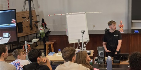 Powiększ grafikę: Uczniowie klasy 4A podczas warsztatów projektu DRON