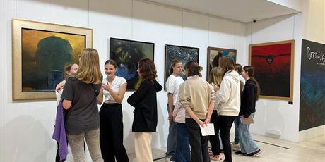 Powiększ grafikę: Uczniowie klasy 3B i 1B podczas zwiedzania wystawy Z. Beksińskiego