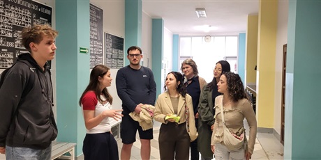 Powiększ grafikę: Uczniowie oraz studenci Uniwersytetu w Saarbrucken podczas oprowadzania po naszej szkole