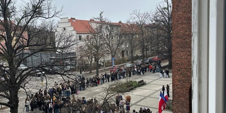 Powiększ grafikę: Dzień Otwarty. Goście przed szkołą