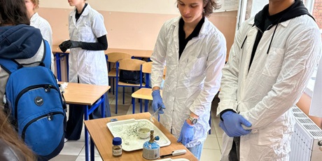 Powiększ grafikę: Dzień Otwarty. Stoisko biologiczno-chemiczne