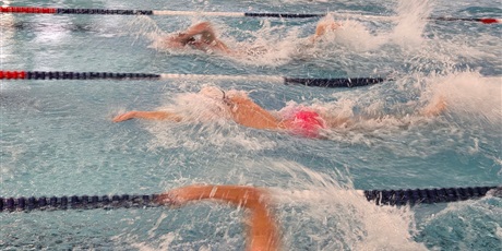 Powiększ grafikę: zawodnicy rywalizujący w stylu dowolnym