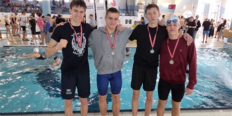 II miejsce dla sztafety pływackiej chłopców.