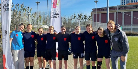Powiększ grafikę: Reprezentacja piłkarska dziewcząt II LO z opiekunem