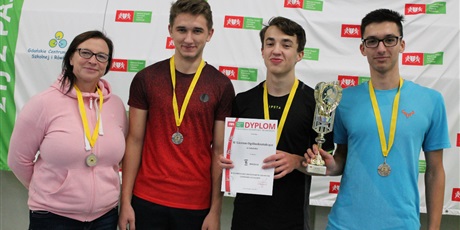 Kolejne medale wywalczone przez uczniów II LO w badmintonie drużynowym