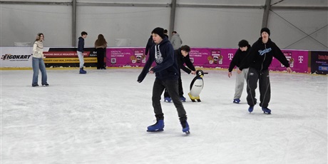 Powiększ grafikę: uczniowie w trakcie jazdy z tzw. pingwinkiem