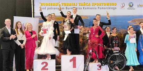Powiększ grafikę: Wojciech Rosłoń wraz z partnerką oraz innymi uczestnikami podczas turnieju tanecznego.