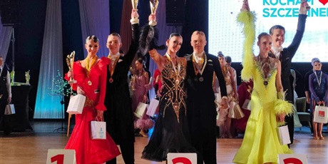 Powiększ grafikę: Wojciech Rosłoń wraz z partnerką oraz innymi uczestnikami podczas turnieju tanecznego