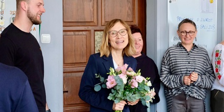 Powiększ grafikę: Pani dyrektor Justyna Brzoskowska oraz grono pedagogiczne II LO