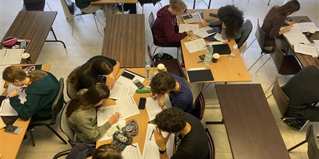 Powiększ grafikę: Uczniowie klas 3c i 4c podczas obozu naukowego rozwiązują zadania 