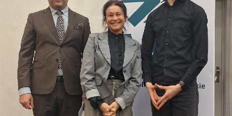 Powiększ grafikę: Krystian Łebek z organizatorami Olimpiady Wiedzy Ekologicznej