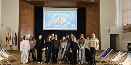 Powiększ grafikę: Klasa 2B w sali z freskiem "Polskie Niebo"