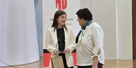 Powiększ grafikę: Marta Łukasiewicz odbiera nagrodę z rąk wnuczki Władysława Pniewskiego