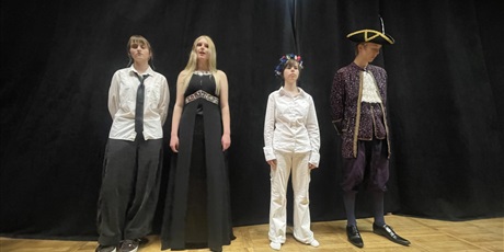 Powiększ grafikę: Aktorzy Kółka Teatralnego podczas spektaklu :Co Pan Cogito Myśli o piekle"