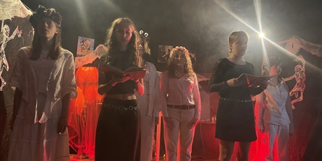 Powiększ grafikę: Aktorzy Kółka Teatralnego podczas spektaklu :Co Pan Cogito Myśli o piekle"