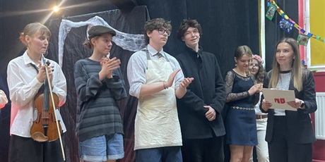 Powiększ grafikę: Aktorzy Kółka Teatralnego podczas spektaklu :Co Pan Cogito Myśli o piekle"