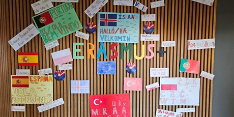 Powiększ grafikę: Tablica informująca o projekcie Erasmus +