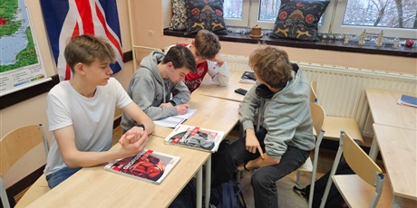 Powiększ grafikę: Uczniowie klas 1A i 1D podczas pracy nad projektem eTwinning