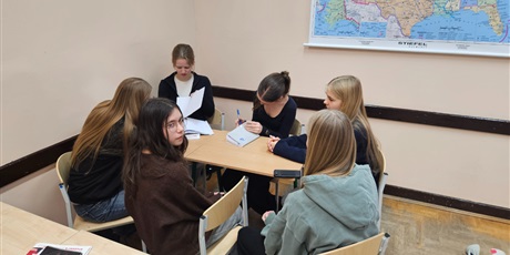 Powiększ grafikę: Uczniowie klas 1A i 1D podczas pracy nad projektem eTwinning