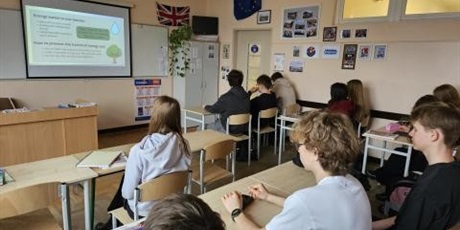 Powiększ grafikę: Uczniowie podczas pracy nad projektem "Carbon Detectives "