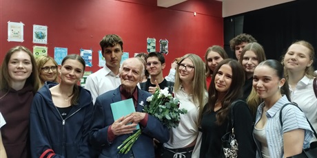 Powiększ grafikę: Uczniowie II LO podczas spotkania z p. Jerzym Grzywaczem