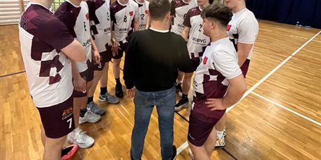 Powiększ grafikę: Sportowa narada naszych siatkarzy z trenerem Adamem Kozłowskim