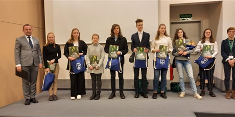 Powiększ grafikę: Laureaci i laureatki XXXVIII Olimpiady Ekologicznej podczas rozdania dyplomów na UG