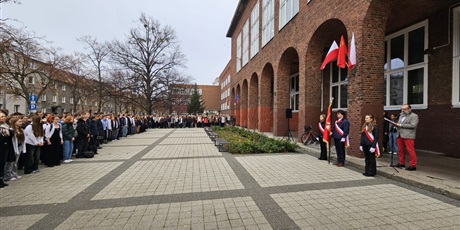 Powiększ grafikę: społeczność szkolna zgromadzona na uroczystości