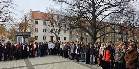 Powiększ grafikę: społeczność szkolna zgromadzona na uroczystości