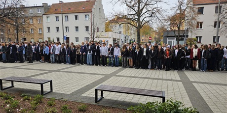 Powiększ grafikę: społeczność szkolna zgromadzona na uroczystości