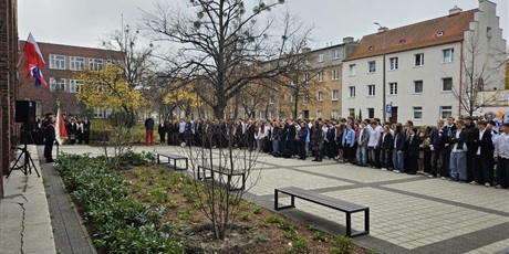 Powiększ grafikę: społeczność szkolna zgromadzona na uroczystości