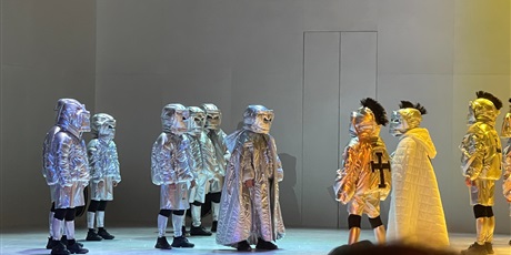 Powiększ grafikę: Scena ze spektaklu Krzyżacy w Teatrze Jaracza w Olsztynie
