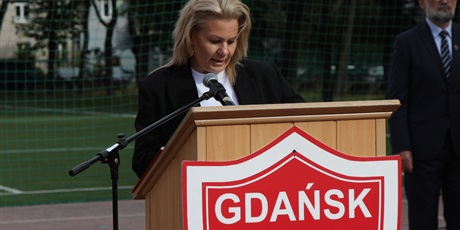 Powiększ grafikę: Pani Katarzyna Kuźma-Giorewa podczas uroczystości rozpoczęcia roku szkolnego