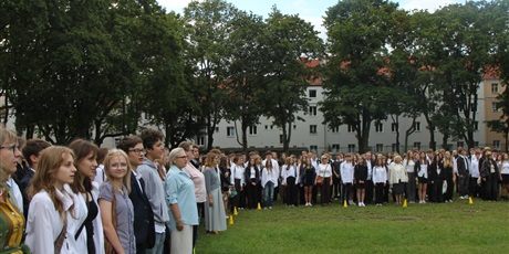 Powiększ grafikę: Uczniowie i nauczyciele 2LO podczas rozpoczęcia roku szkolnego