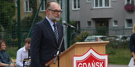 Powiększ grafikę: Pan Mikołaj Walczyk podczas uroczystości rozpoczęcia roku szkolnego