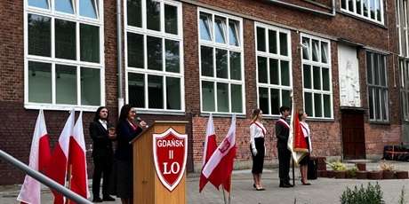 Powiększ grafikę: Pani Dorota Suchacz rozpoczynająca uroczystość zakończenia roku szkolnego w II LO