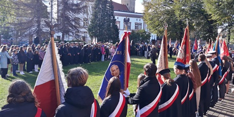 Powiększ grafikę: uczestnicy uroczystości przy płycie pomordowanych nauczycieli