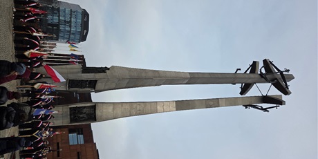 Powiększ grafikę: Uczestnicy uroczystości przy Pomniku Poległych Stoczniowców