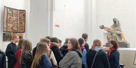Powiększ grafikę: Klasa 1B podczas wyjścia edukacyjnego