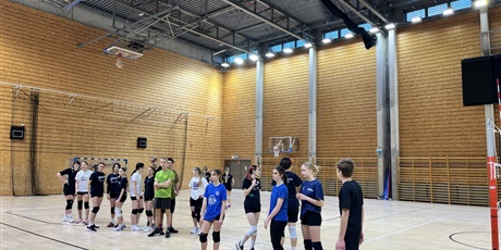 Powiększ grafikę: Uczniowie II LO w trakcie treningu siatkarskiego