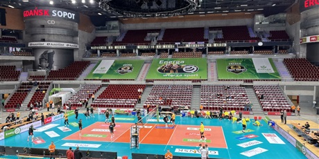 Powiększ grafikę: zawodowi siatkarze w trakcie treningu