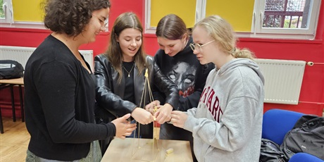 Powiększ grafikę: Uczniowie klas 4 podczas zajęć z Doradztwa Zawodowego