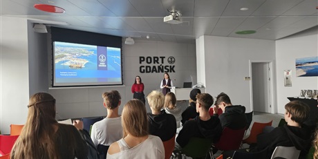 Powiększ grafikę: Klasa 4e bis podczas wizyty studyjnej w Porcie Gdańsk. Zajęcia w ramach doradztwa zawodowego.