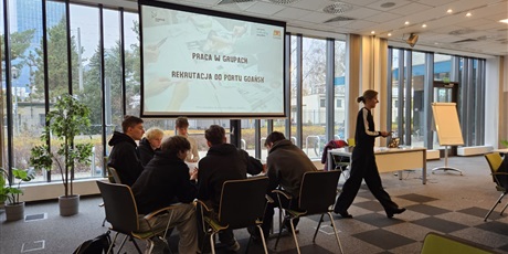 Powiększ grafikę: Klasa 4e bis podczas warsztatów w Inkubatorze Starter. Zajęcia w ramach doradztwa zawodowego.