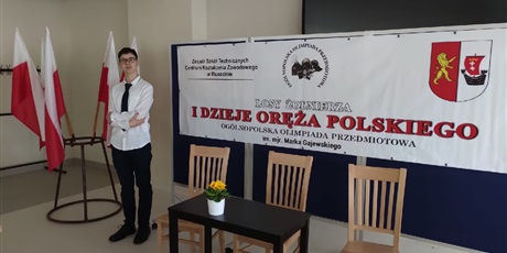 Powiększ grafikę: Uczeń Bartosz Hołowczyc z klasy 1B podczas olimpiady Losy Żołnierza i Dzieje Oręża Polskiego