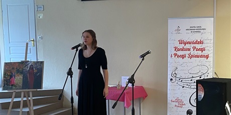 Powiększ grafikę: Uczennica Natalia Burnejko podczas konkursu Poezji i Poezji Śpiewanej