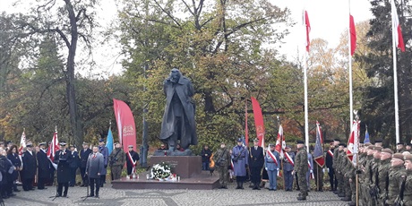 Powiększ grafikę: uczestnicy zebrani przed pomnikiem marszałka Piłsudskiego